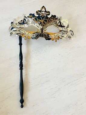 Black & Gold Venetian-style Masquerade Mask with Delicate Filigree
